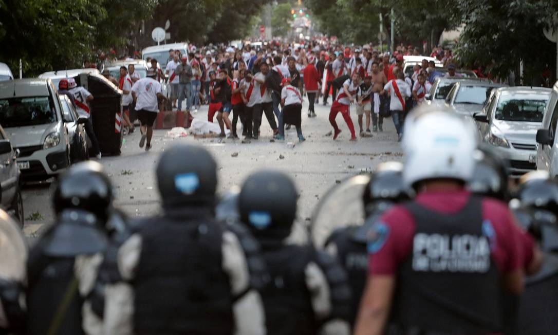 Torcedores e policiais durante confronto antes da final da Liberadores, que acabou adiada Foto: Reuters