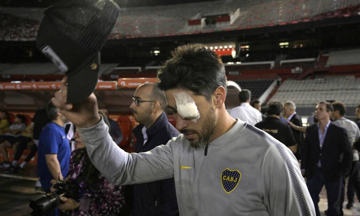 Capitão do Boca, Pablo Pérez volta ao gramado após receber curativo por causa de estilhaço no olho Foto: Juan Mabromata / AFP