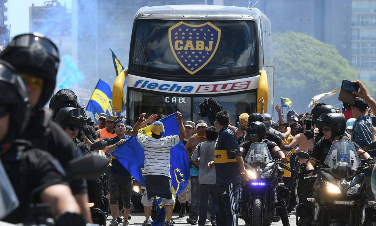 Ônibus do Boca Juniors deixa o hotel em direção ao Estádio Monumental, em Buenos Aires, antes de ser atacado por torcedores do rival River Plate Foto: Jose Romero / AFP