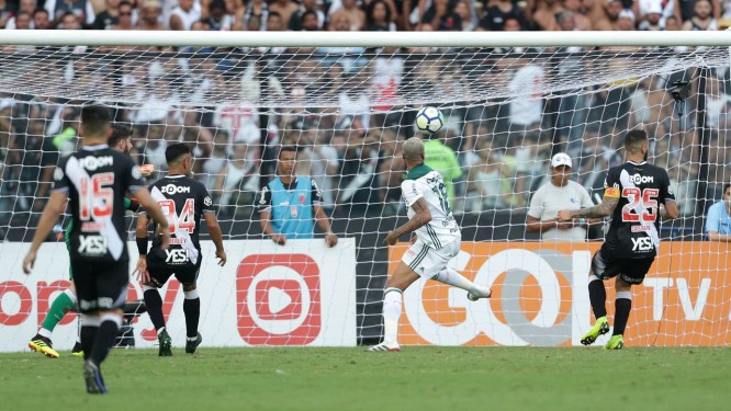 Deyverson, ao centro, fez o gol da vitÃ³ria do Palmeiras sobre o Vasco Foto: Marcio Alves