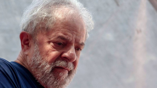 O ex-presidente Lula que está preso em Curitiba Foto: MIGUEL SCHINCARIOL / AFP