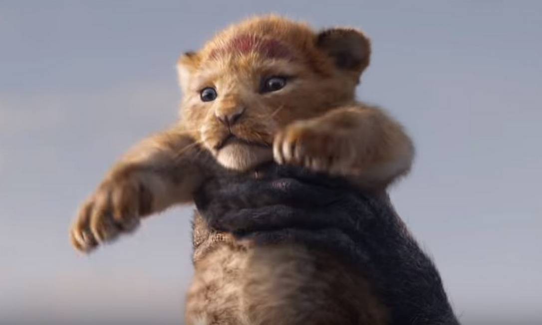 Simba aparece sendo levantado por Rafiki no trailer de 'O rei Leão' Foto: Reprodução/YouTube