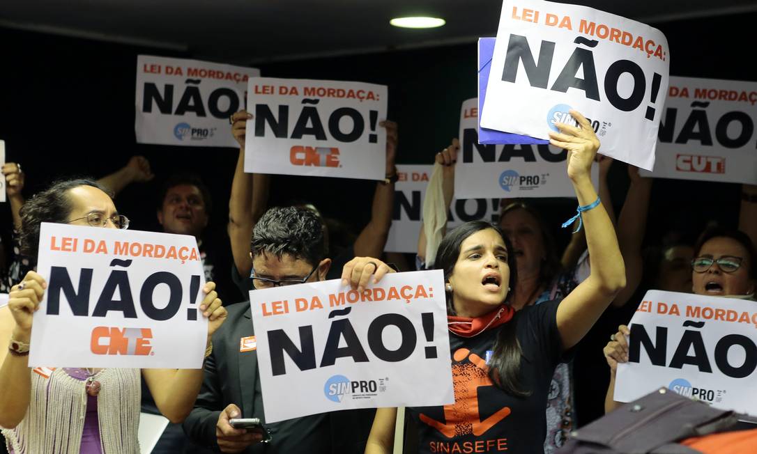 Pessoas fazem protesto contra o Escola sem partido, que chamam de "Lei da Mordaça", durante uma sessão sobre o projeto de lei na Câmara Foto: Jorge William / Agência O Globo/31-10-2018