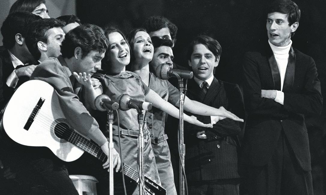 Nelson Motta, o segundo da direita para a esquerda, assiste à interpretação de “Sabiá”, de Chico Buarque e Tom Jobim, por Cynara e Cybele no III Festival Internacional da Canção, em 1968 Foto: Arquivo Globo