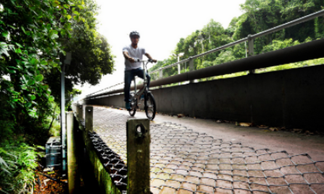 Ciclista Gerson Monteiro denuncia abandono de ciclovia do Joá: trecho antes do segundo túnel não tem mais grade de proteção e expõe ciclistas Foto: Agência O GLOBO / Antonio Scorza