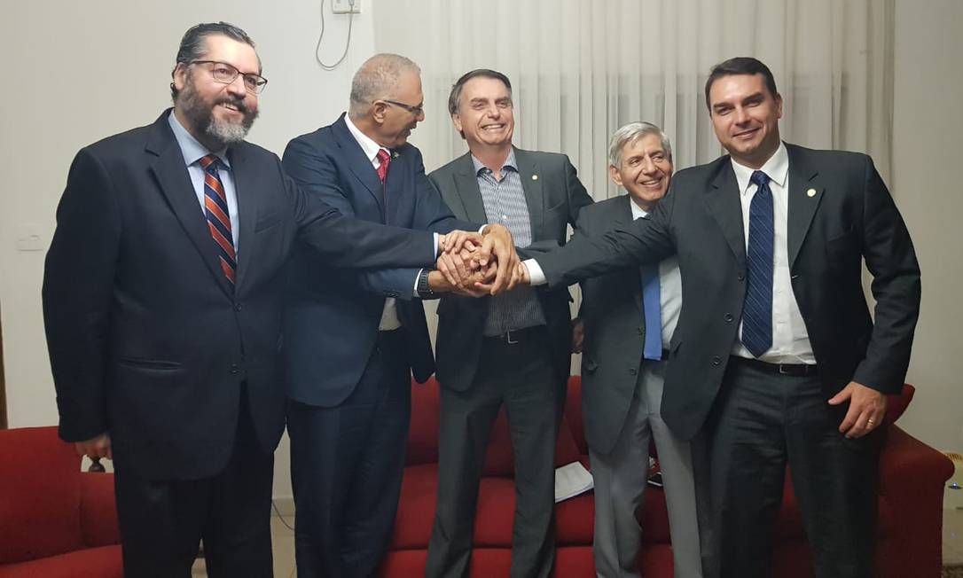 Jair Bolsonaro e integrantes da equipe com embaixador de Israel, Yossi Shelley, na Granja do Torto. Foto: Divulgação