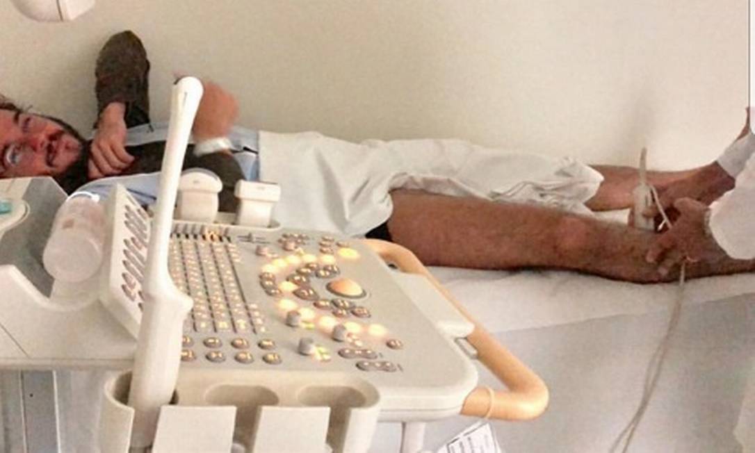 Túlio Gadelha no hospital onde foi diagnosticado com trombose Foto: Reprodução Instagram