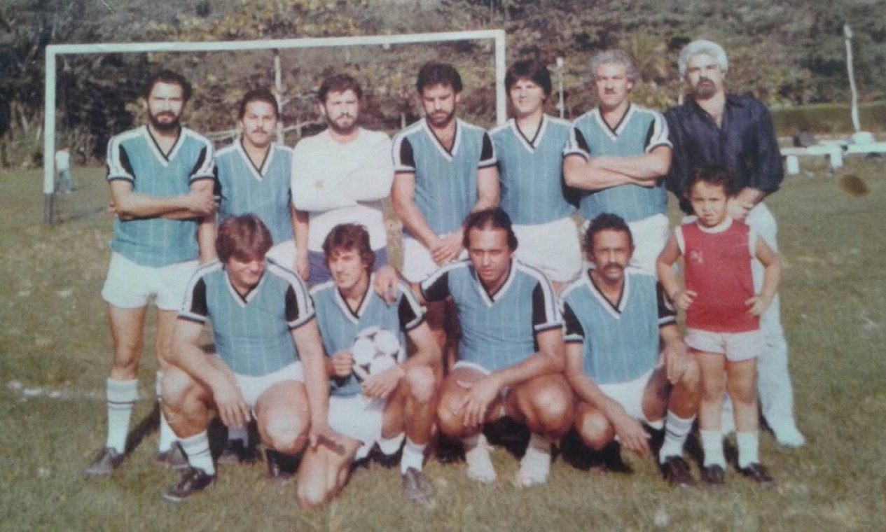 Pezão (agachado, ao centro) quando cumpria o primeiro mandato como vereador em Piraí, nos anos 1980. Ele era centroavante do time Piraí Country Club Foto: Foto de leitor