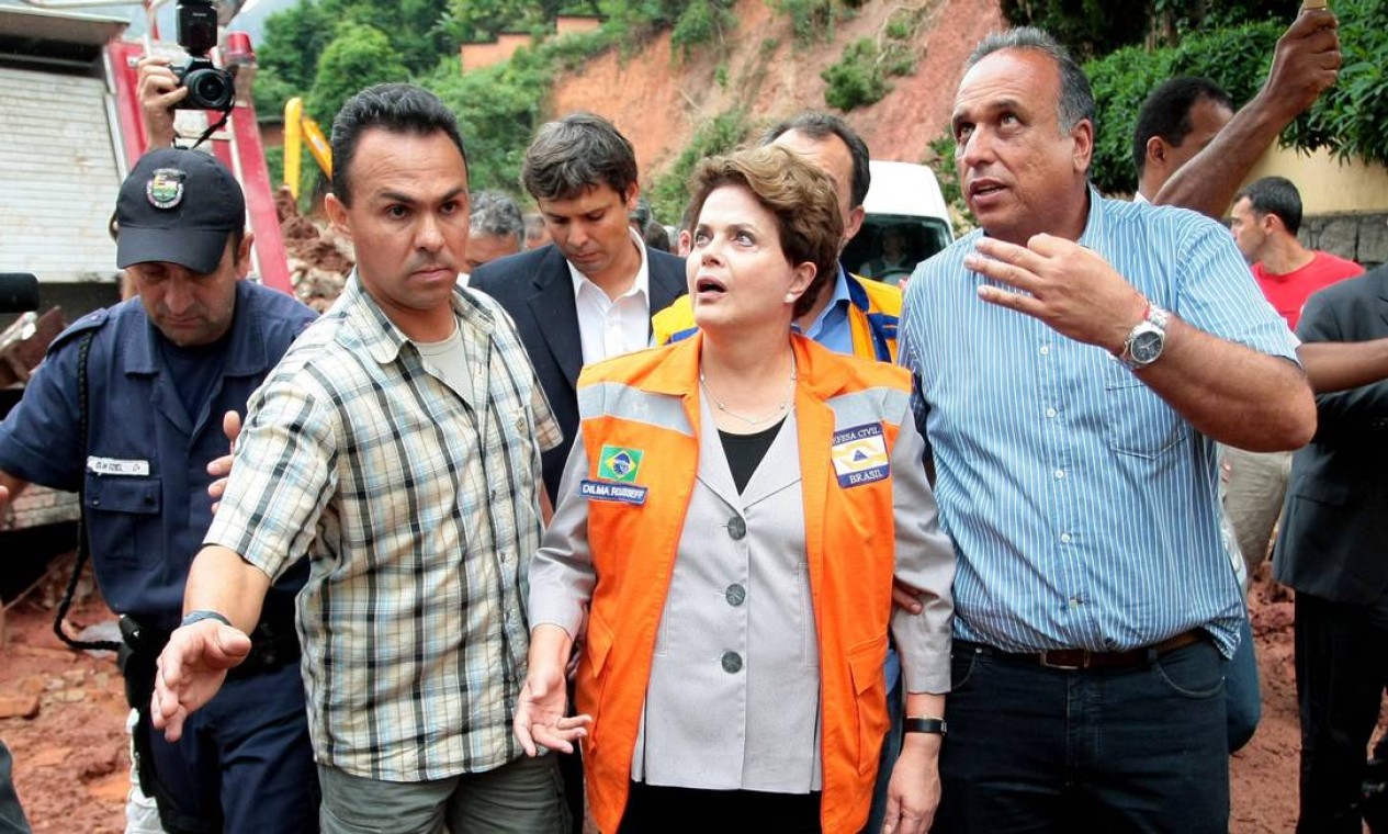 Em 2011, ele acompanhou a então presidente Dilma Roussef em visita à Região Serrana após as chuvas que mataram mais de 400 pessoas Foto: Pedro Kirilos / Agência O Globo