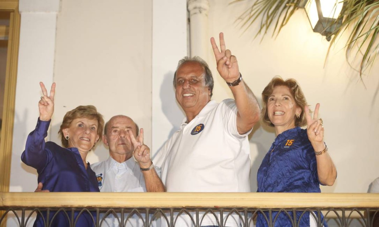 Em 2014, comemorando com a esposa e o vice-governador eleito, Francisco Dornelles, a reeleição ao governo do Rio no hotel Windsor Florida, no Catete Foto: Marcelo Carnaval / Agência O Globo