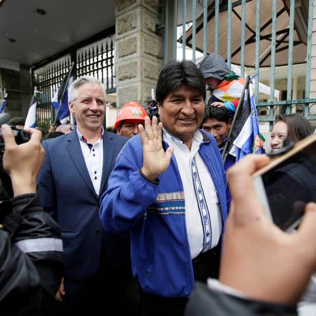 Presidente boliviano, Evo Morales, é saudado por apoiadores, ao lado do vice-presidente, Alvaro Garcia Linera Foto: DAVID MERCADO / REUTERS