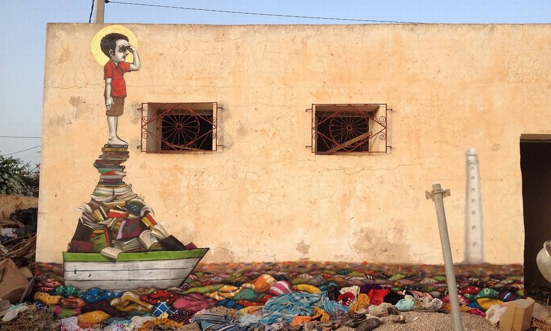 Grafite de Tinho, um dos grandes nomes da arte de rua brasileira, sobre livros Foto: Divulgação/Galeria Movimento