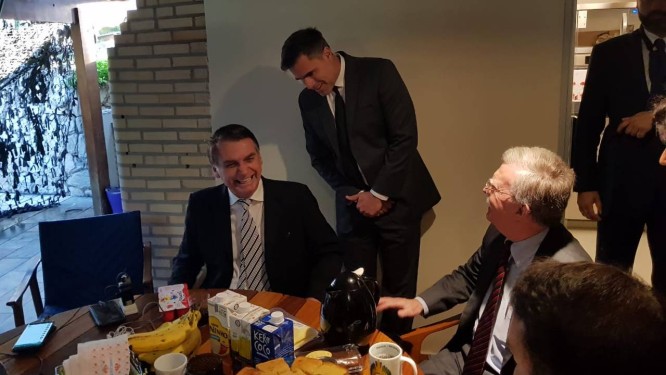 Presidente eleito do Brasil, Jair Bolsonaro, se reúne com conselheiro de Segurança Nacional dos EUA, John Bolton Foto: Divulgação/Assessoria de Imprensa de Jair Bolsonaro