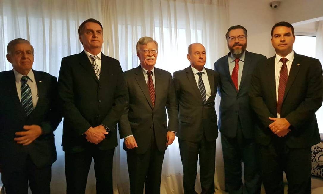 Futuro chanceler Ernesto Araújo, senador eleito Flavio Bolsonaro e nomeado para GSI, general Heleno, participam de encontro com John Bolton no Rio Foto: Assessoria de Imprensa Jair Bolsonaro