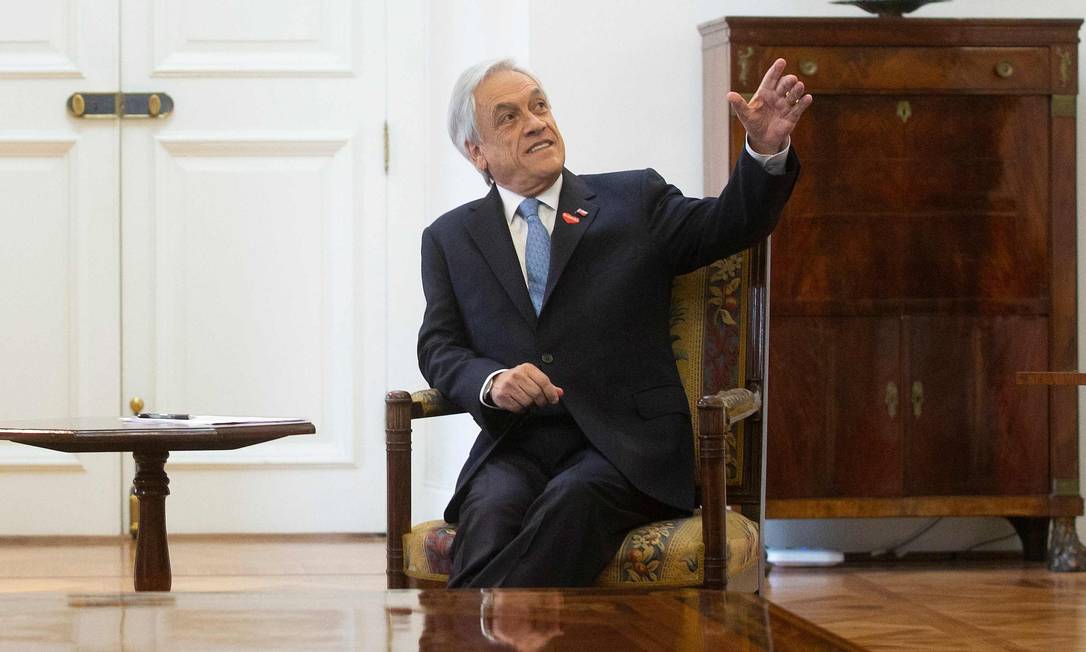 Presidente Sebastian Pinera (R) no Palácio de Santiago, em 28 de novembro Foto: CLAUDIO REYES / AFP
