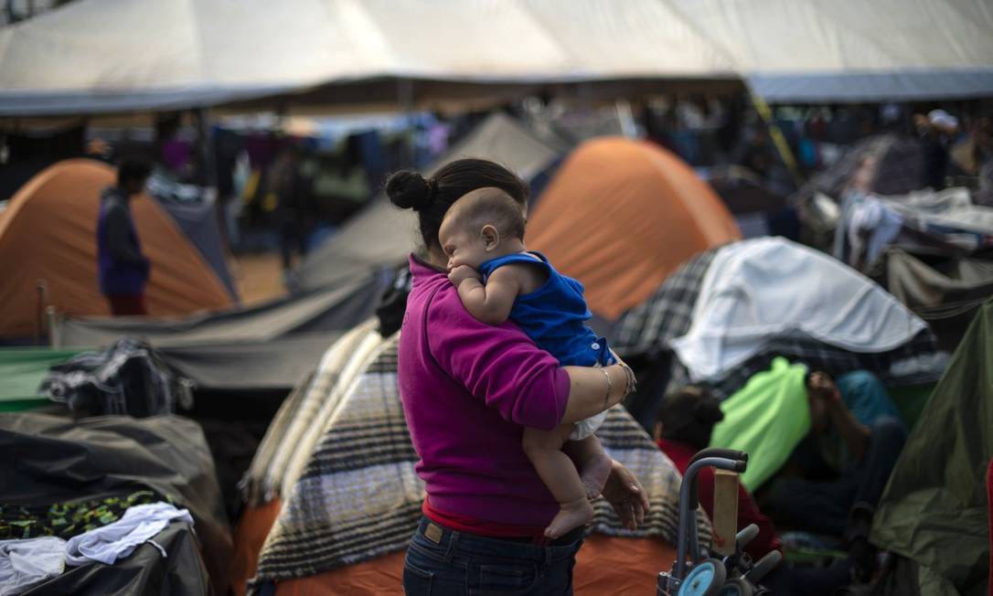 Mulheres de caravana migrante fazem greve de fome para pressionar