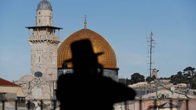 Judeu ultraortodoxo com o Domo da Rocha da Mesquita de al-Aqsa ao fundo, em JerusalÃ©m Foto: AHMAD GHARABLI / AFP