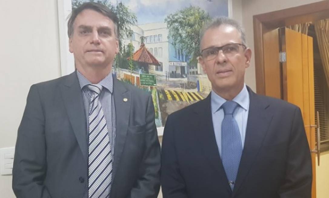 O presidente eleito Jair Bolsonaro e o almirante Bento Costa Lima Leite, escolhido para ser o novo ministro de Minas e Energia Foto: Reprodução Twitter