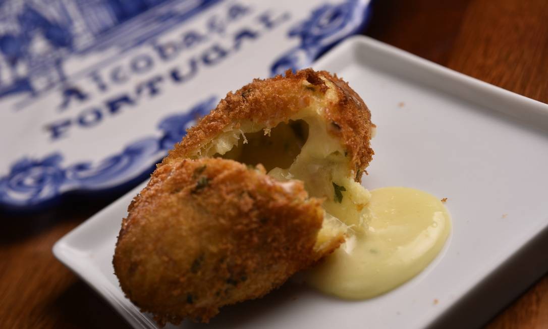Saiba como preparar o bolinho de bacalhau com queijo da serra da