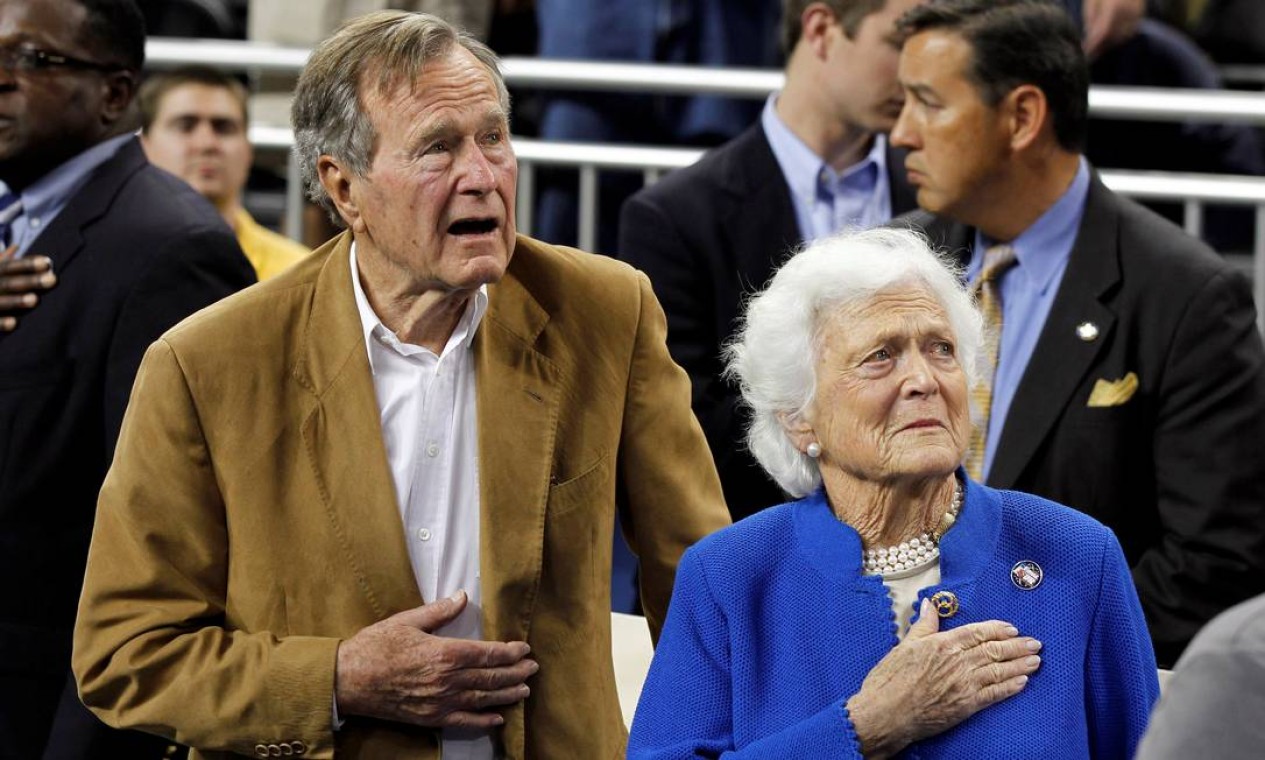O ex-presidente ao lado de sua mulher, Barbara, durante uma final de um jogo de basquete em Houston, no Texas Foto: Lucy Nicholson / REUTERS/4-4-2011