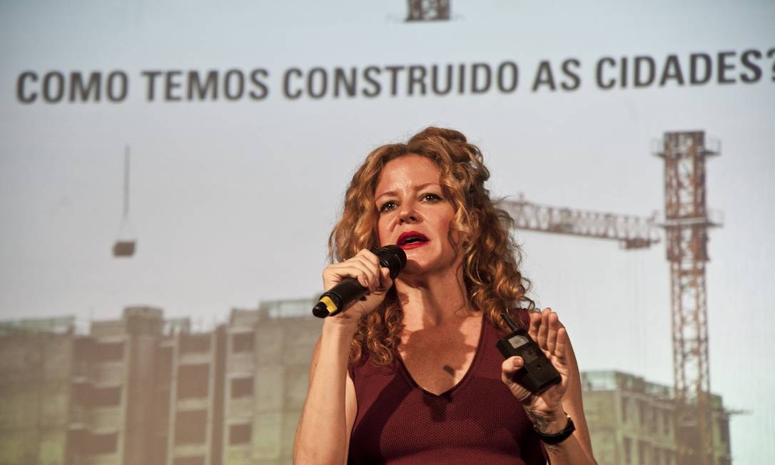 Carol Bueno palestrou sobre como viver bem dentro de cidades e como esses espaços devem ser projetados no futuro Foto: Adriana Lorete / Agência O Globo