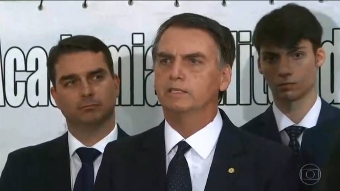 O presidente eleito Jair Bolsonaro ao lado dos filhos em coletiva Ã  imprensa neste sÃ¡bado Foto: ReproduÃ§Ã£o