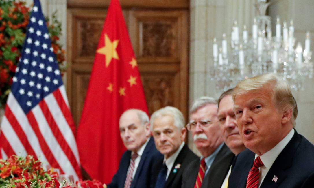 
O presidente Donald Trump e sua comitiva no jantar com o presidente chinês Xi Jinping
Foto:
/
Kevin Lamarque/Reuters
