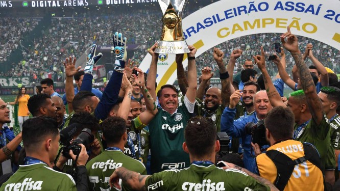 Bolsonaro se junta aos jogadores e levanta taÃƒÂ§a de campeÃƒÂ£o do Palmeiras Foto: NELSON ALMEIDA / AFP