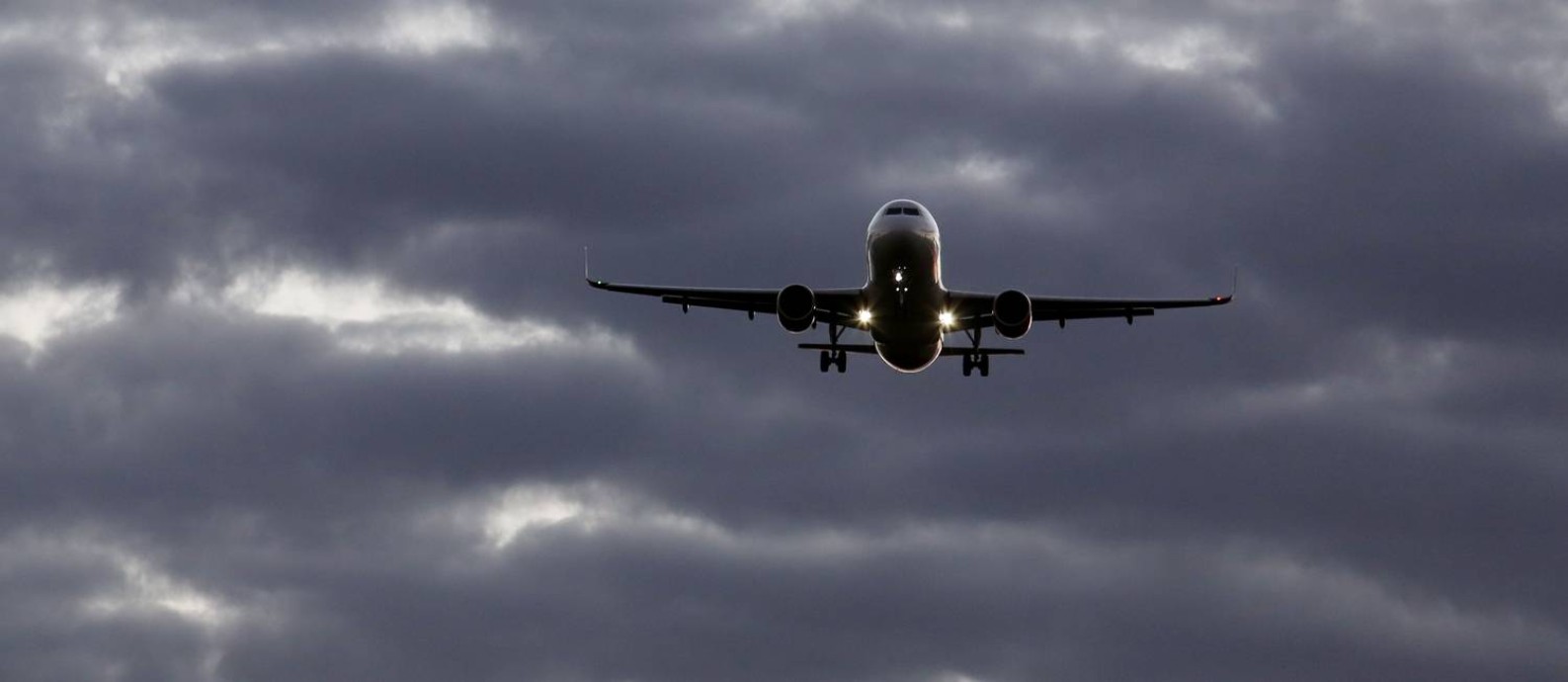 Reestabelecimento de voos pré-pandemia está sob risco pela alta de custos no setor de aviação, que sobem principalmente com a alta do dólar Foto: Michel Filho / Agência O Globo