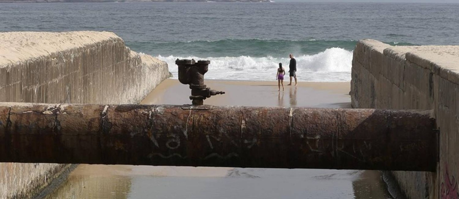 O vazamento, próximo à Praia do Leblon, foi gravado por morador Foto: Domingos Peixoto / Agência O Globo