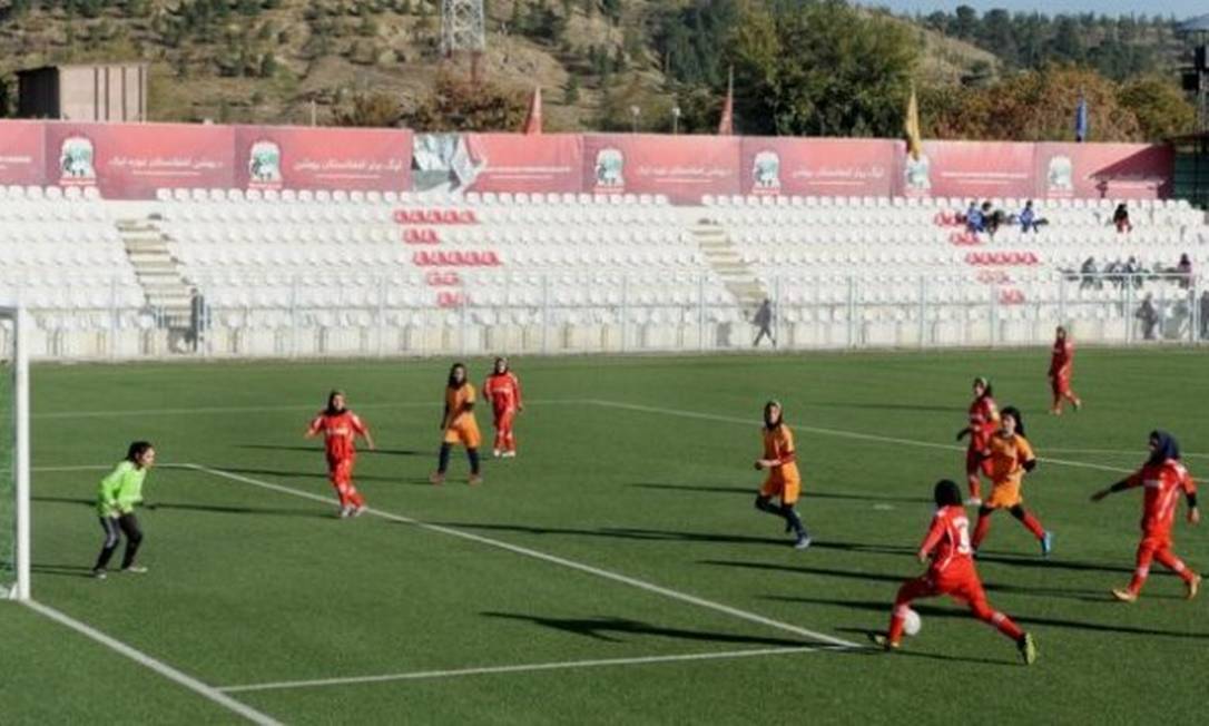 Time de futebol feminino do Afeganistão é visto como símbolo de abertura do país a mulheres Foto: AFP