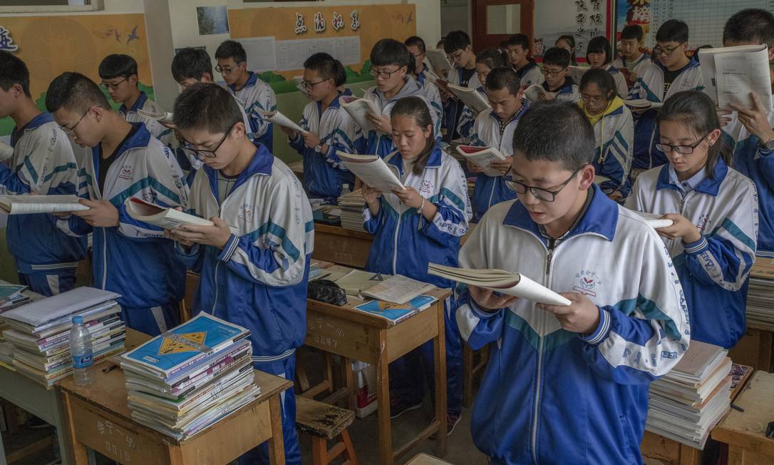 Estudantes leem livros didáticos para memorizá-los, em escola de Huining, na China Foto: GILLES SABRIÉ / NYT