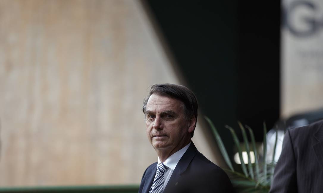O presidente eleito Jair Bolsonaro durante entrevista coletiva no CCBB Foto: Daniel Marenco / Agência O Globo