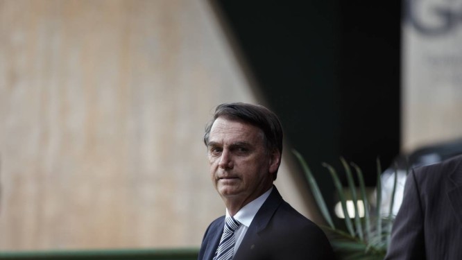 Resultado de imagem para Exclusivo: Bolsonaro diz que cheque de ex-assessor para primeira-dama foi pagamento de dÃ­vida