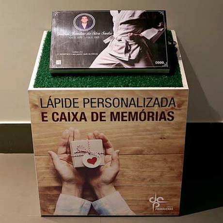 Caixa de memórias, nas quais familiares colocam imagens e objetos de seus entes queridos Foto: Francio Holanda / Agência O Globo