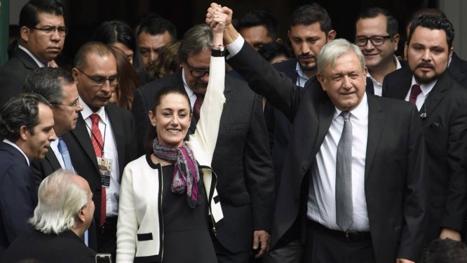 LÃ³pez Obrador levanta a mÃ£o de Claudia Sheinbaum: primeira mulher a governar a capital mexicana Foto: ALFREDO ESTRELLA / AFP
