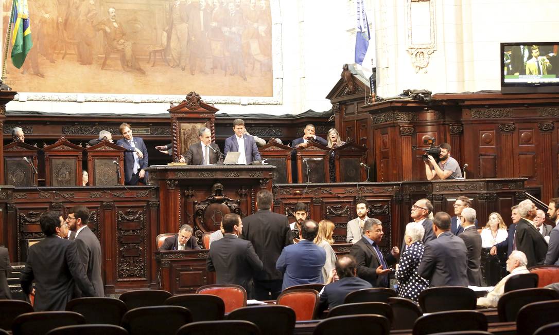 Deputados em plenário durante a votação dos vetos de Pezão em 06/12 Foto: Marcos Ramos / Agência O Globo