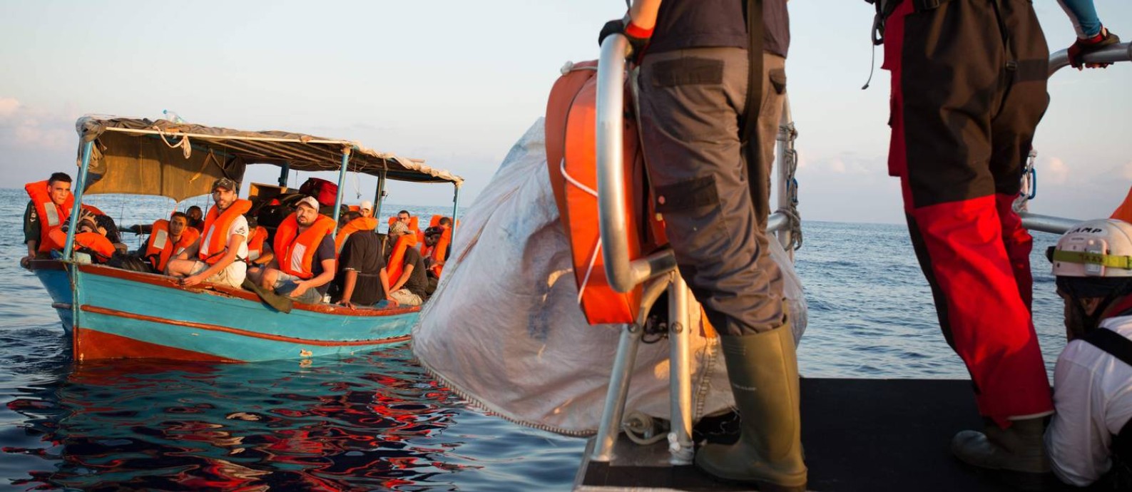 Migrantes são resgatados pelo navio Aquarius em setembro de 2018, antes da embarcação encerrar suas atividades após meses de tensão com o governo da Itália Foto: MAUD VEITH / AFP