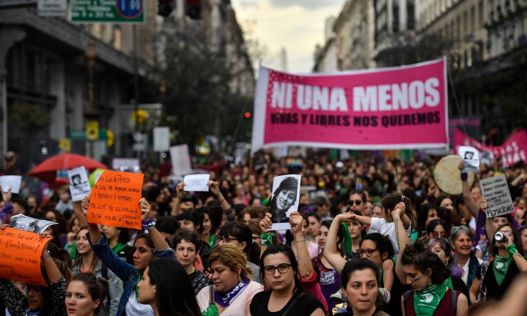 Protesto em Buenos Aires, na Argentina, a favor de condenação de homem acusado de feminicídio Foto: Alejandro Sabta Cruz / AFP/5-12-2018