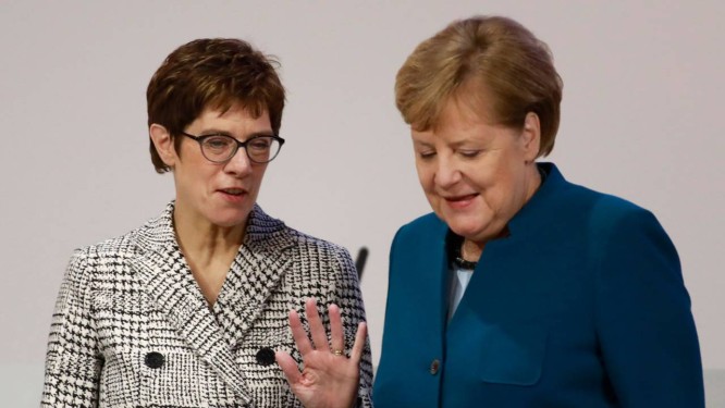 Chanceler alemã, Angela Merkel conversa com secretária-geral da CDU, Annegret Kramp-Karrenbauer, durante convenção do partido Foto: ODD ANDERSEN / AFP