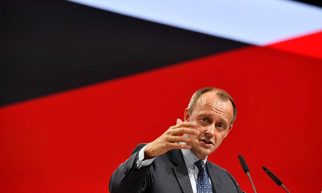 Friedrich Merz durante discurso em congresso da CDU no dia em que partido elegeria o sucessor de Angela Merkel Foto: JOHN MACDOUGALL / AFP