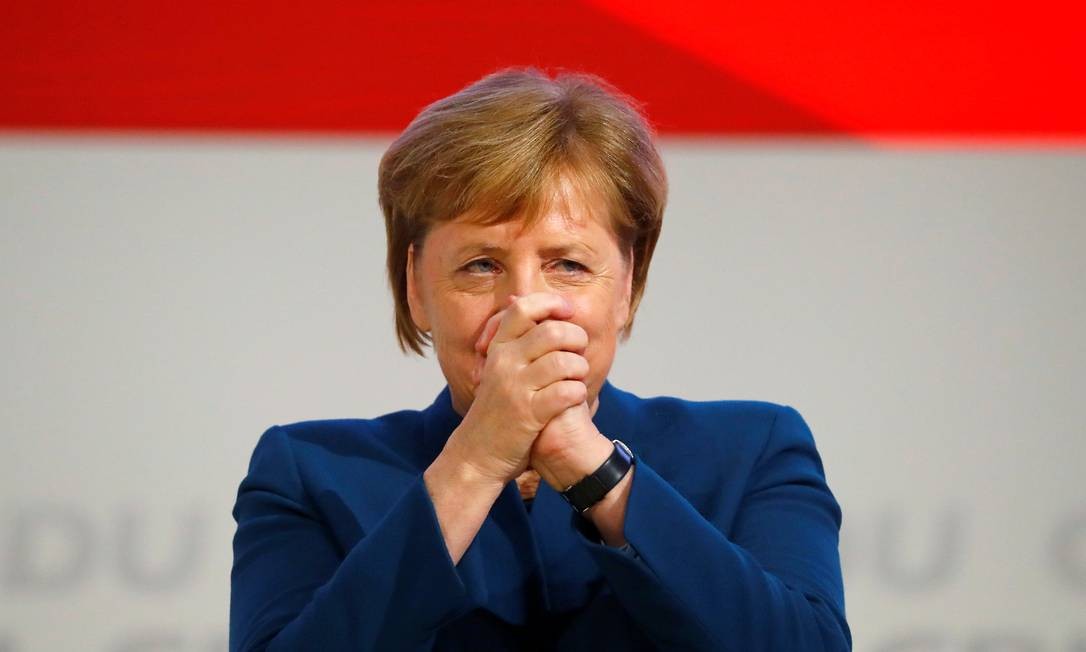 Merkel diante dos delegados da CDU no dia em que deixou de ser chefe do partido Foto: KAI PFAFFENBACH / REUTERS