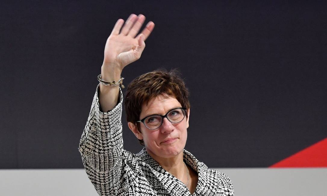 Annegret Kramp-Karrenbauer acena emocionada após ser eleita líder da CDU Foto: JOHN MACDOUGALL / AFP