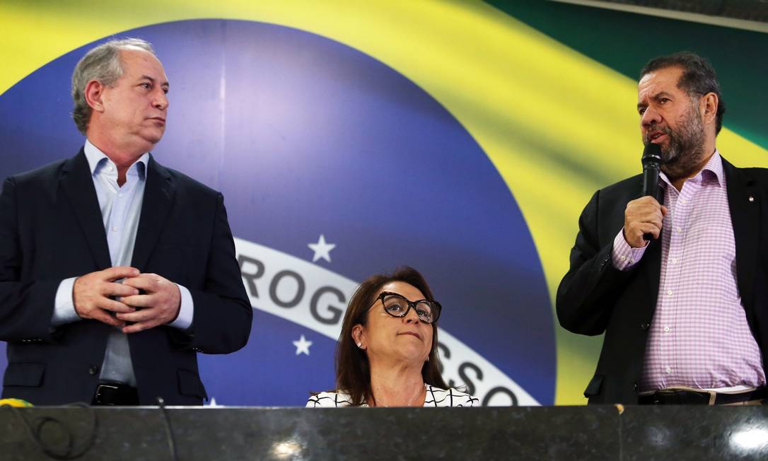
Ciro Gomes, Kátia Abreu e Carlos Lupi: PDT quer fazer “oposição construtiva”
Foto:
Givaldo Barbosa 06/08/2018
/
Agência O Globo
