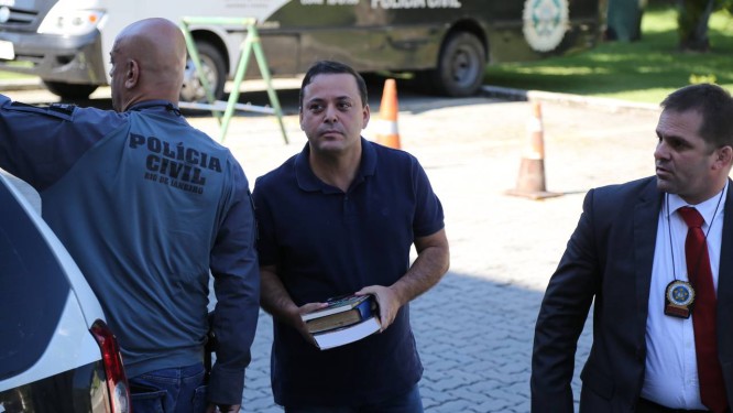 Preso, o prefeito de Niterói, Rodrigo Neves, chega à Cidade da Polícia Foto: Márcia Foletto / Agência O Globo