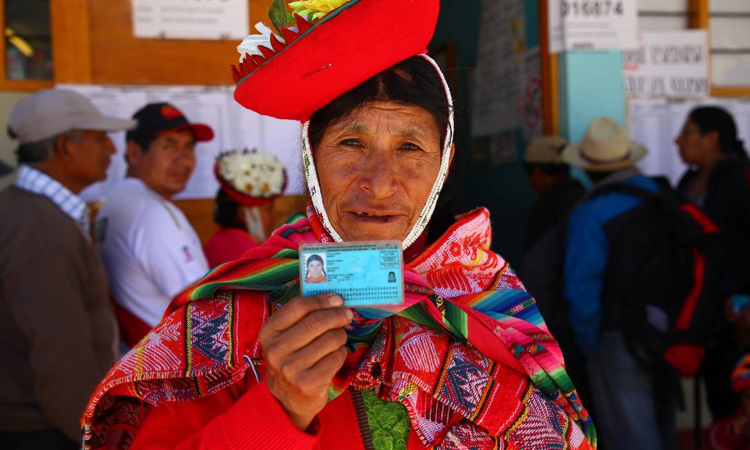 Mulher peruana mostra sua carteira de identidade em centro de votação Foto: TEO BIZCA / AFP