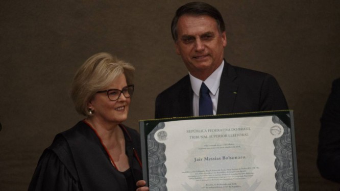 Jair Bolsonaro recebe diploma de presidente eleito da presidente do TSE, Rosa Weber Foto: Daniel Marenco / Agência O Globo