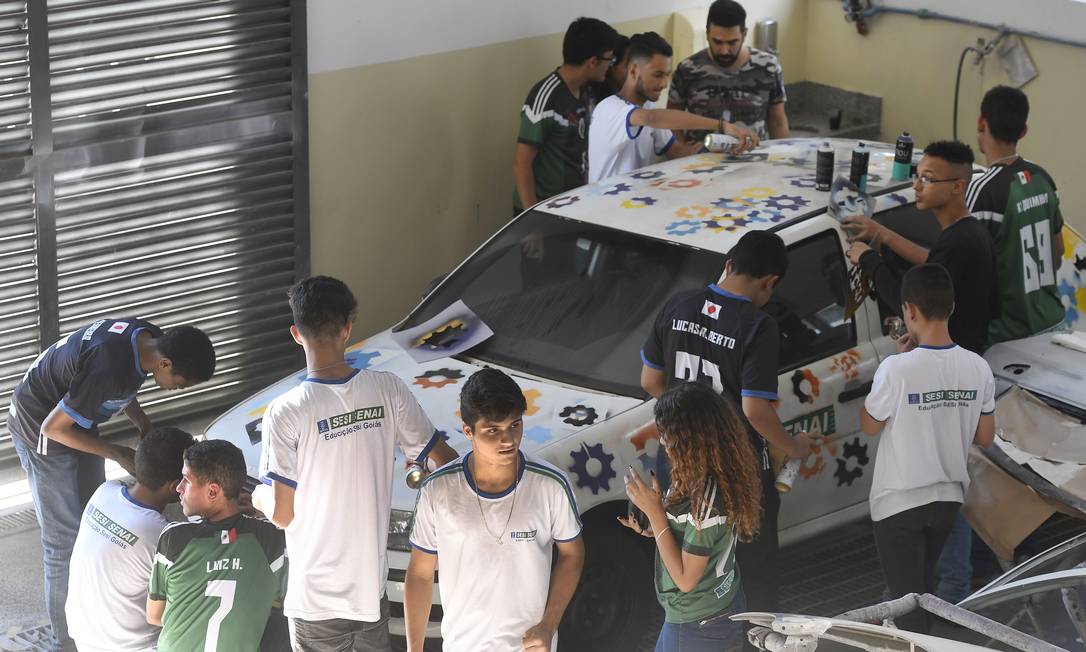 Alunos aplicam conhecimentos de Química, Geometria e Artes para pintar carro Foto: José Paulo Lacerda / Divulgação