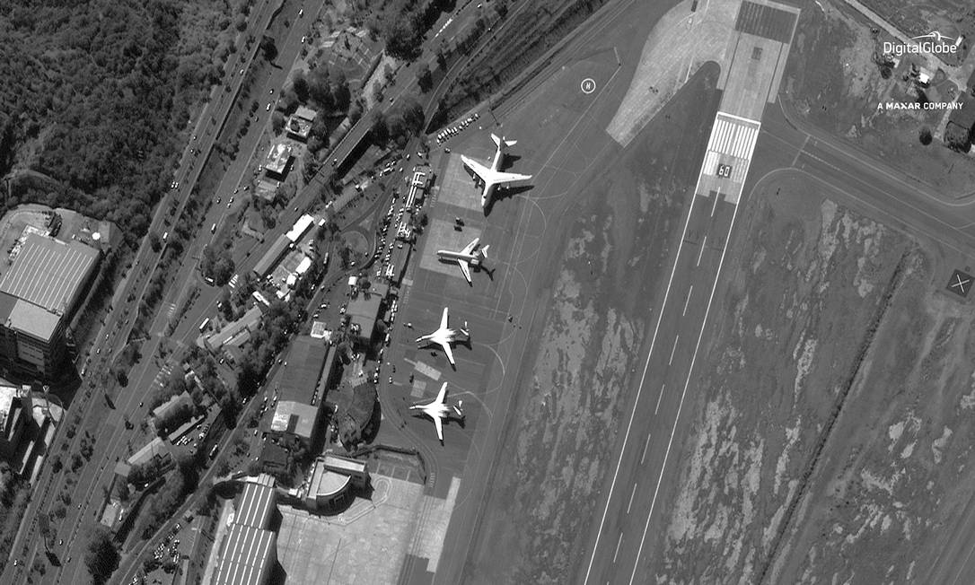 Quatro aviões militares russos - dois bombardeiros Tu-160 (Blackjack), um bombardeiro An-124 (Condor) e um cargueiro IL-62 - no aeroporto de Maiquetía, próximo a Caracas Foto: DIGITALGLOBE / REUTERS