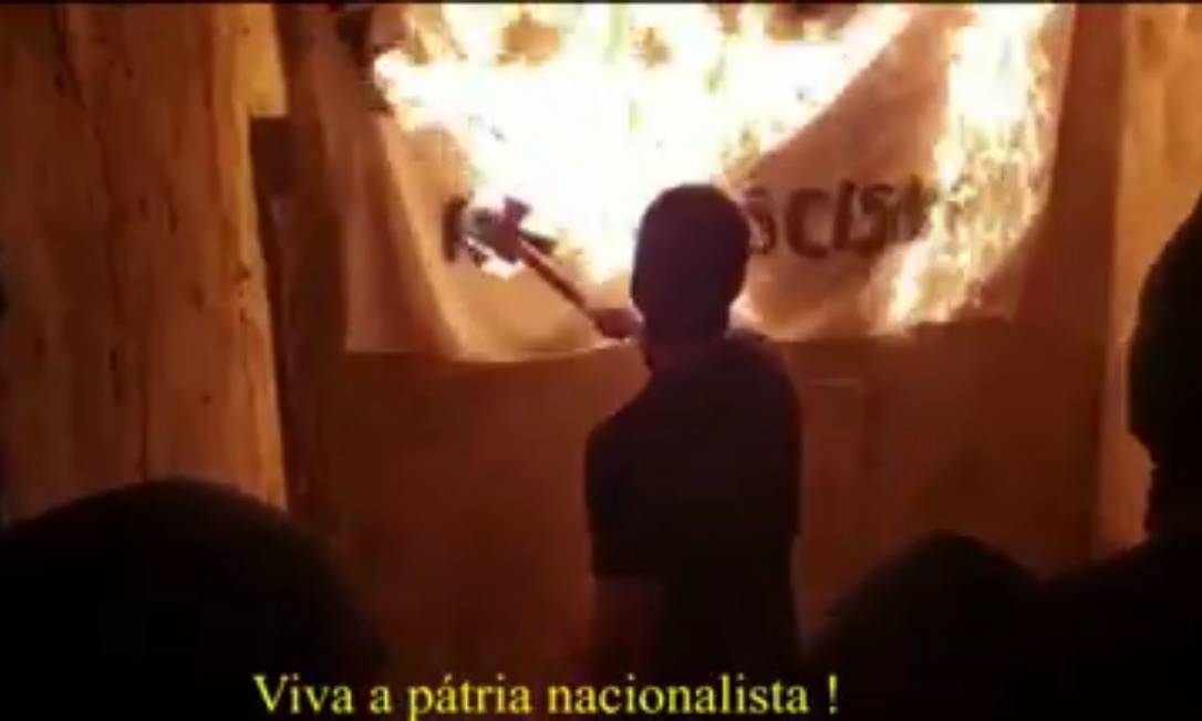 Em vídeo, grupo queima bandeira que estaria na UniRio Foto: Reprodução